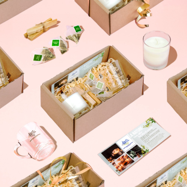 Box cadeau personnalisé bien-être avec bougie parfumée, mug tasse en verre, bois de sental et sachet de thé tisane bio