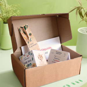 Box bureau nature personnalisé contenant des affaires de bureau pour un welcome pack tels qu'un crayon à graines, un bloc-note et un cube kit de plantation