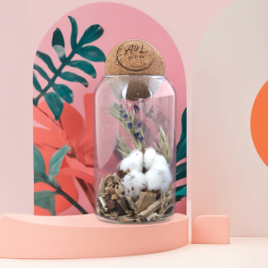 Terrarium avec une boule liège personnalisé par gravure. Objet com de décoration personnalisable contenant des fleurs séchées.